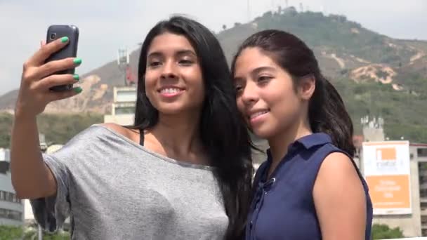 Adolescente niñas posando para selfie — Vídeo de stock