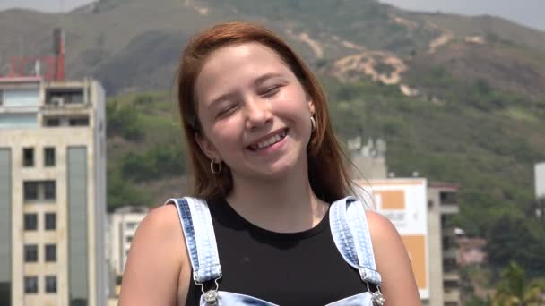 Çok güzel ve sevimli genç kız gülümseyerek — Stok video