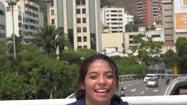 Surpreendido sorrindo adolescente menina — Vídeo de Stock