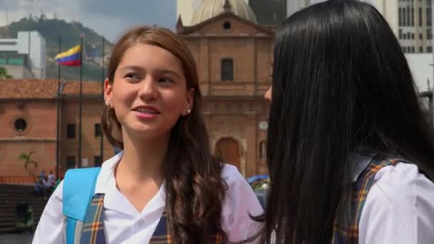 Католические школьницы-подростки — стоковое видео