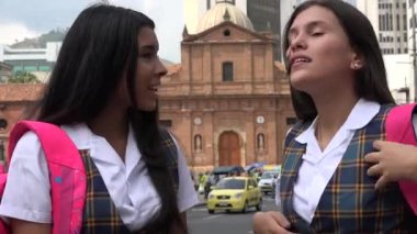 Teen Kız arkadaşlar birbirlerini tebrik
