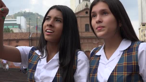 Захоплені дівчата Щасливі підлітки — стокове відео