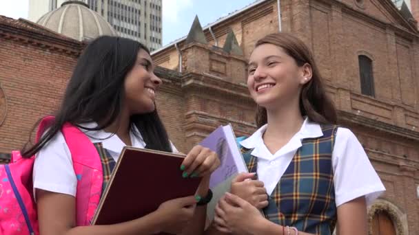 Escuela Católica Niñas sosteniendo libros de texto — Vídeo de stock