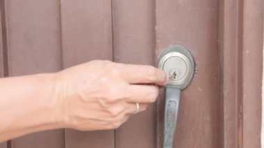 Anahtarcı kapı ve açılış kapı