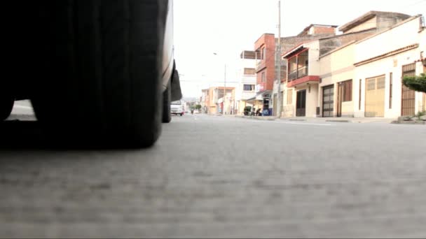 Küçük şehir trafiğinde motosiklet — Stok video