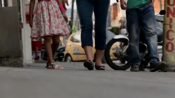 在人行道上行走的人 — 图库视频影像