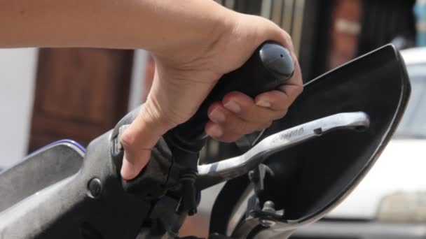 Inicio de la motocicleta y la aplicación de acelerador — Vídeo de stock