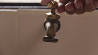 Spigot 'tan Gelen Su