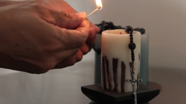 Anzünden einer Kerze mit christlichem Kreuz — Stockvideo