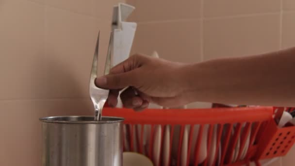 Colocación a mano Utensilios de cocina — Vídeo de stock