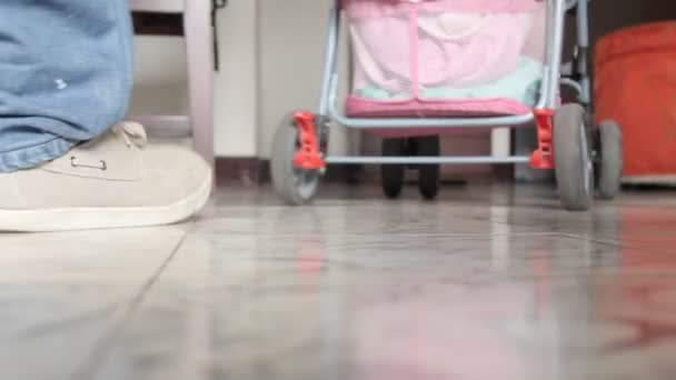 Vader duwen baby wandelwagen — Stockvideo