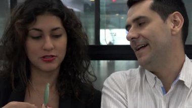 Kadın ve otobüste konuşan adam