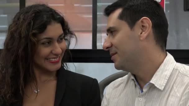 Mutlu gülümseyen kadın ve adam otobüse — Stok video