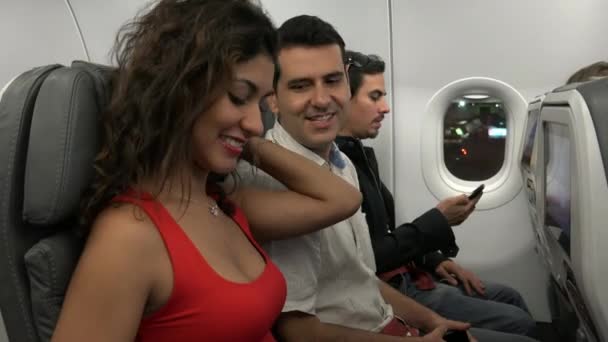 Passagers d'avion homme et femme — Video