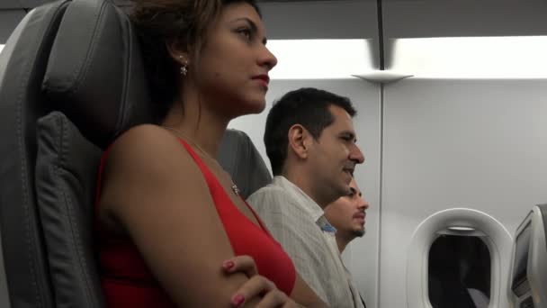 Passagers de ligne en attente à bord d'un avion — Video