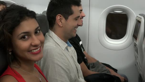 Пассажиры, смеющиеся над самолетом — стоковое видео