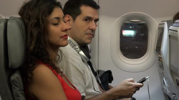 Pasajeros a bordo de la aerolínea en el avión — Vídeos de Stock