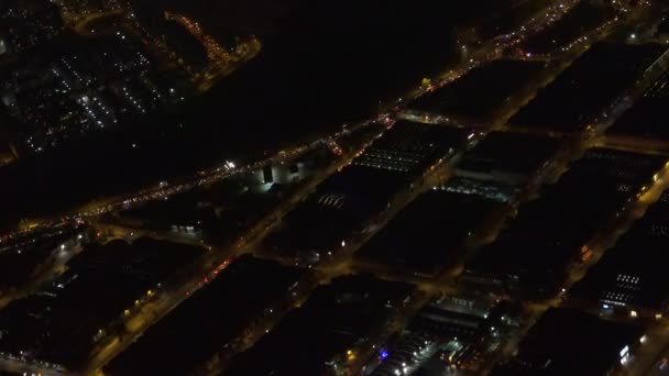 Volando sobre la ciudad por la noche — Vídeo de stock