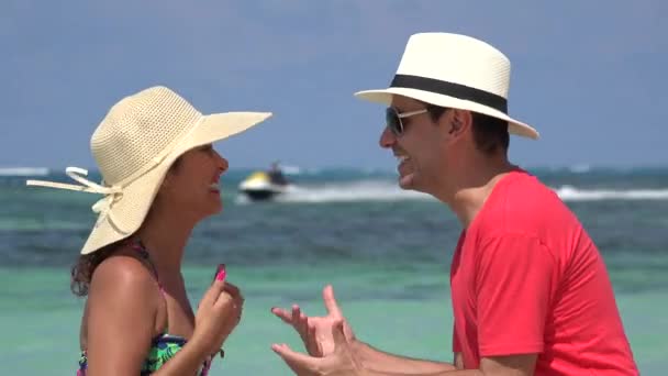 Aufgeregtes Paar glückliche Touristen am Meer — Stockvideo