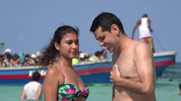 Pareja turística en la playa — Vídeos de Stock