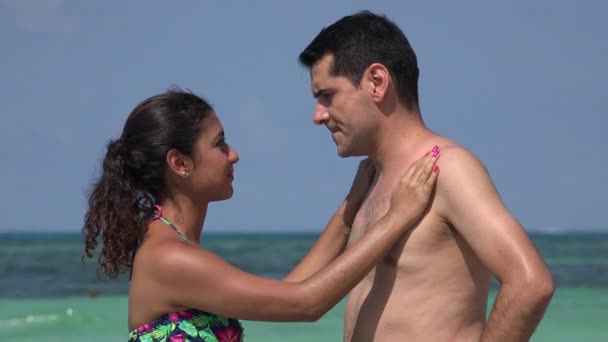 Романтический мужчина и женщина в отпуске — стоковое видео