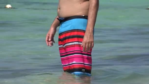 Uomo che indossa costume da bagno all'oceano — Video Stock