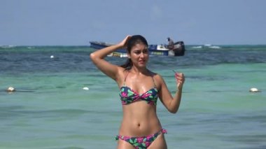 Okyanus adlı kadın Bikini giyiyor