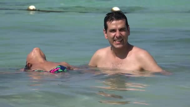 De pret van de zomer van mensen zwemmen — Stockvideo