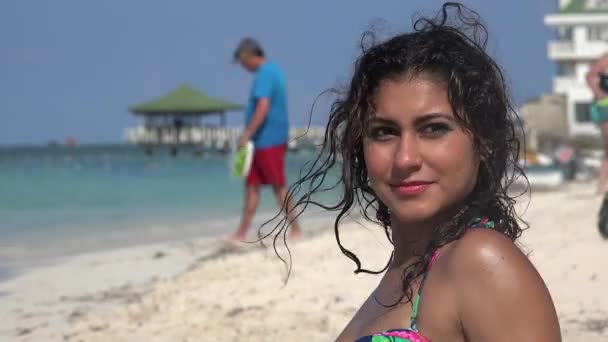Mulher turística na praia — Vídeo de Stock
