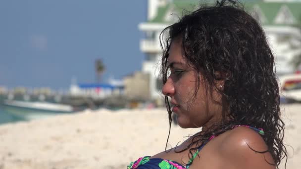 女人穿着比基尼在海滩上 — 图库视频影像