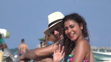 Genç çift tatilde sallayarak