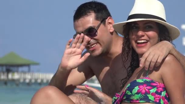Casal de turistas acenando na praia — Vídeo de Stock