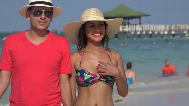 結婚されていたカップルのビーチの上を歩く — ストック動画