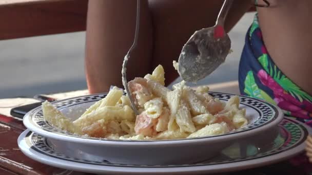 Pasta schotel met garnalen — Stockvideo