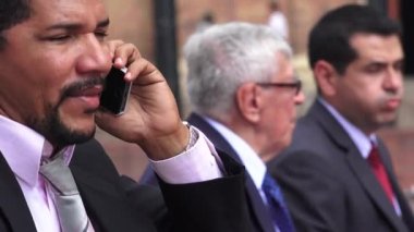 İş adamı cep telefonuyla konuşuyor.