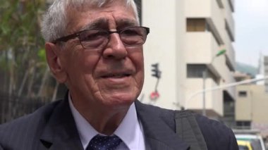 İş adamı veya belgelerle politikacı