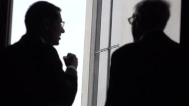 İş adamlarından konuşmak siluet