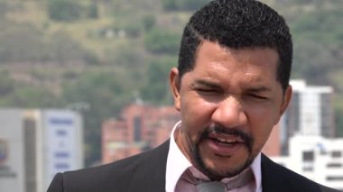 konuşan genç iş adamı