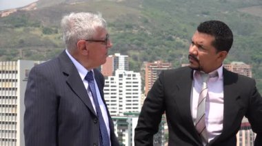 İş ortakları veya iş erkekler tokalaşırken