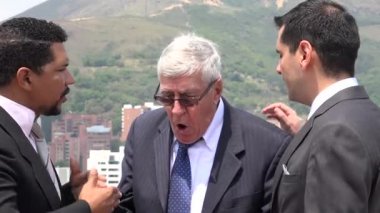 İş adamlar belirtmiş suçlayarak tartışıyorlardı