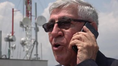 Cep telefonuyla konuşmak kıdemli