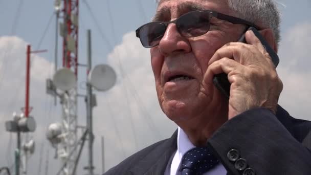 Homme d'affaires senior parlant sur téléphone portable — Video