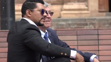 Ciddi bir iş erkekler fotoğraf için poz