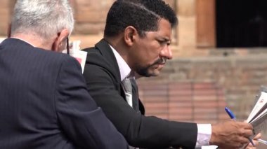 İşsiz İşadamları Gazete Okuyor