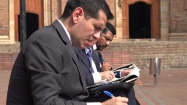 İşsiz iş adamı okuma kağıt