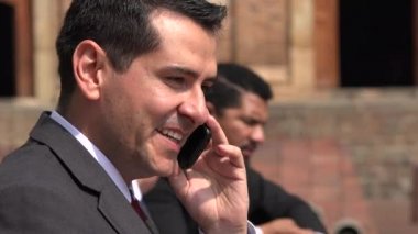 cep telefonuyla konuşurken iş adamı