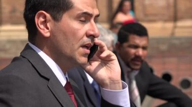 İş adamı telefonda konuşuyor.