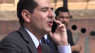 Cep telefonuyla konuşurken mutlu iş adamı