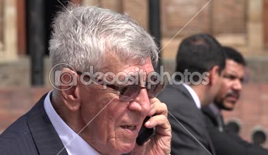 Öfkeli patron ya da kızgın CEO'su telefon bağırıyor