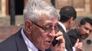 Cep telefonu bağıran kızgın Ceo